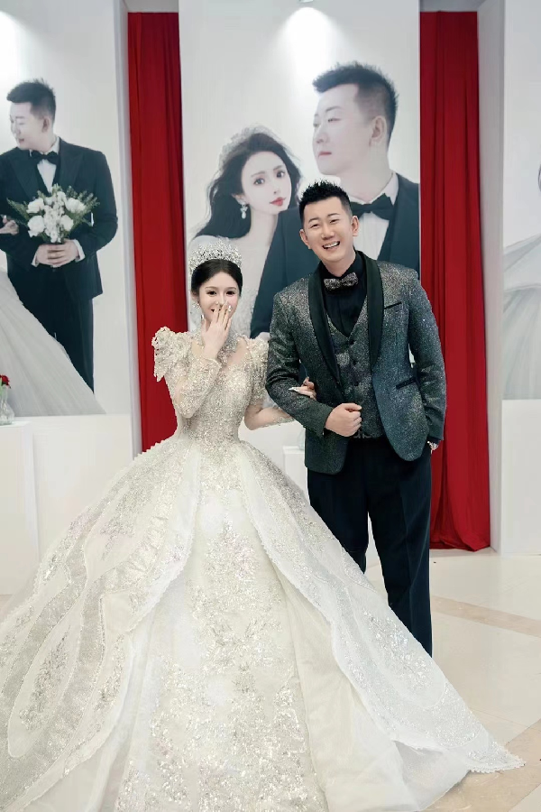 婚礼成谢亲友，雅乐晒婚礼现场照