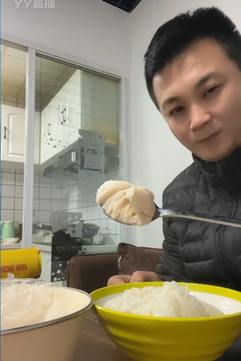 因为口罩,大嘎子居家直播,不能点外卖实在是太难受了,蔻蔻做饭死亡菜