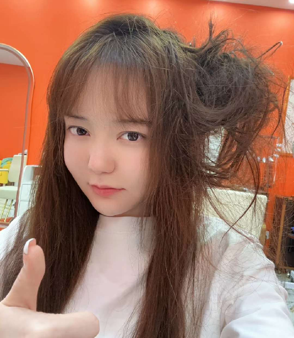 星妹妹洗头遇事故，剪掉一大团！