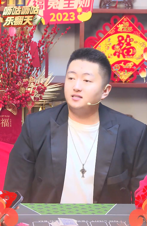 小洲无惧洲嫂？嘴对嘴与美女接牌