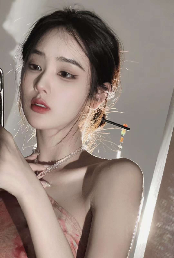 媚娘最新美照，闪闪发光迷人！