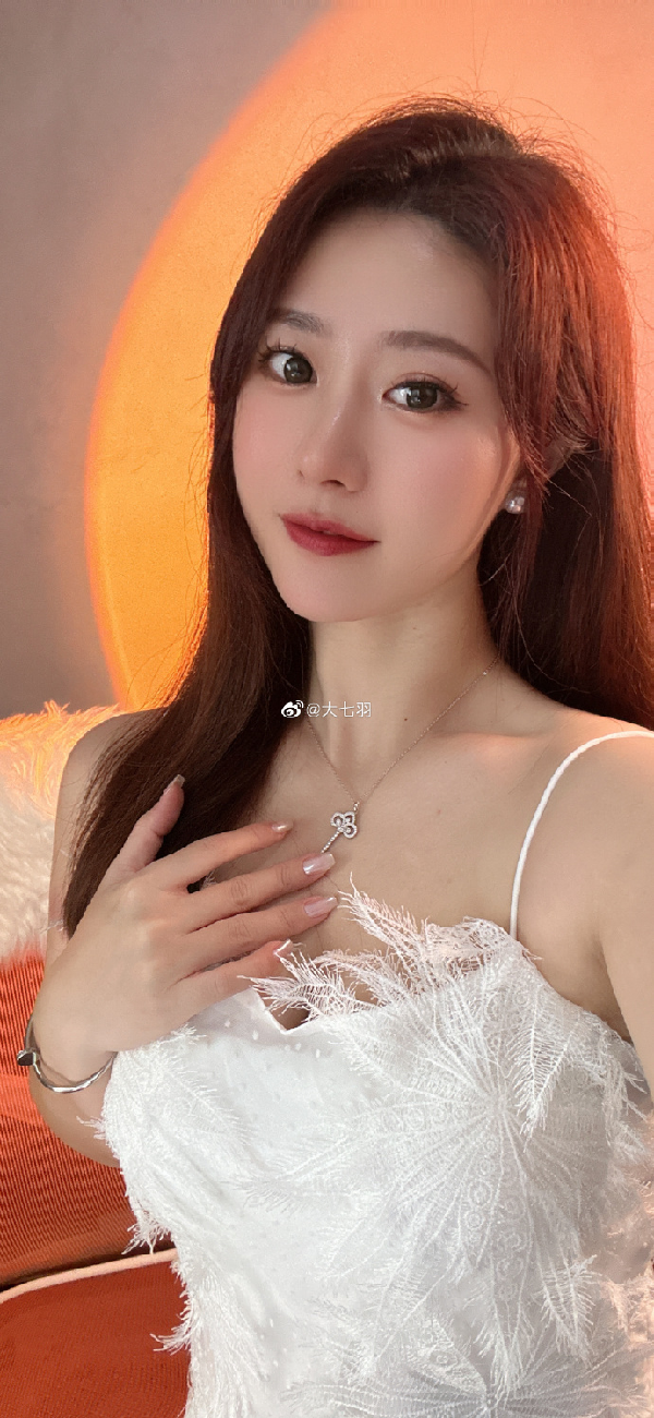 圆脸小仙女,七羽晒自拍超惊艳!