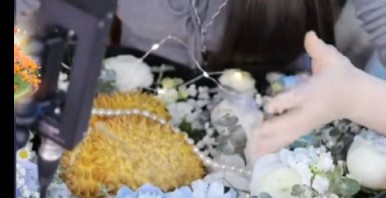 留恋一生！姐姐送小呵女神节鲜花