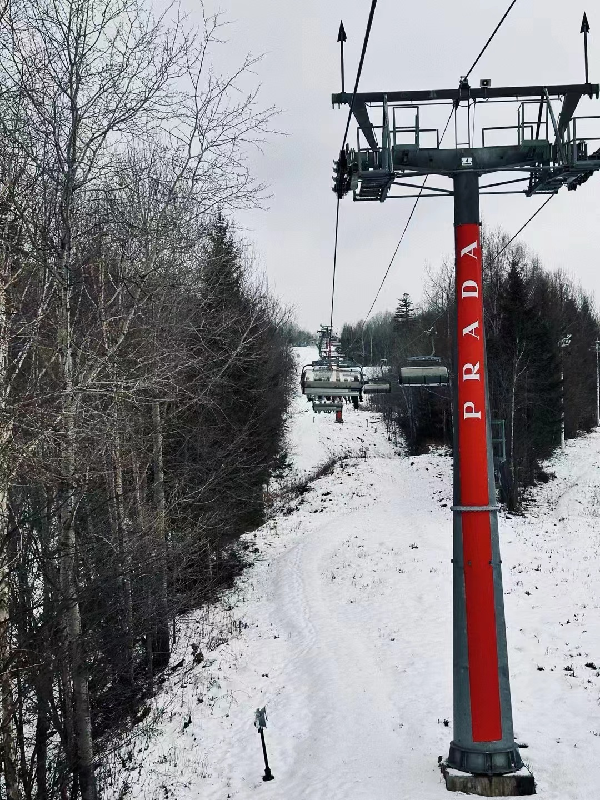滑雪归来，囧囧丸自拍漏一墙包！