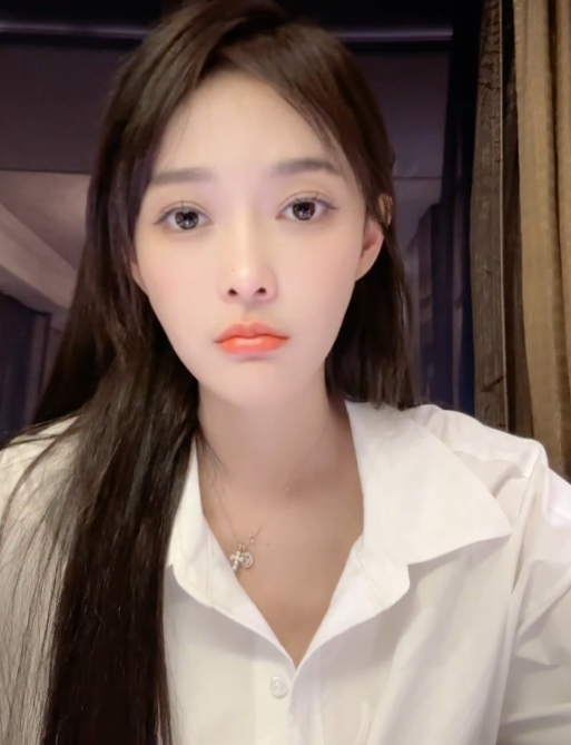 草莓印?芮甜甜:我自己挠红的