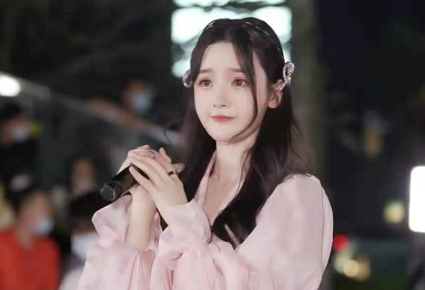 戴羽彤路演美照,满满的气质美!
