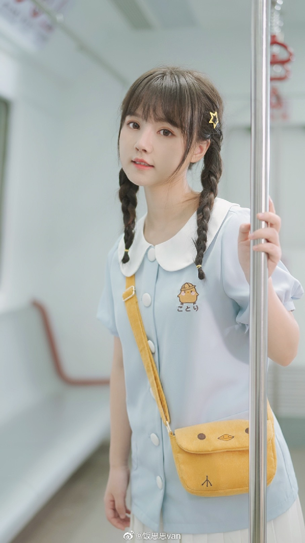 邻家少女饭思思可爱学生装