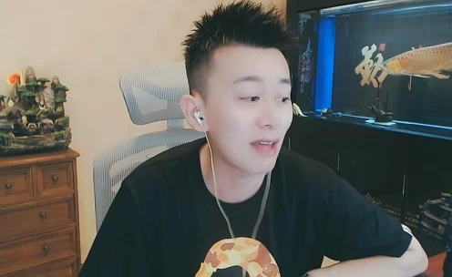 九情透露,有一次皇族主播聚会,天赐与主播们畅饮,喝到开心之处,天赐把