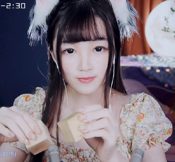 少寒猫耳碎花裙出镜，尽显清纯！