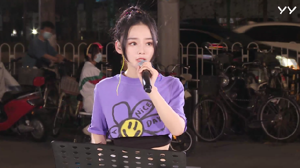 女神鱼闪闪户外,尽显傲人身材