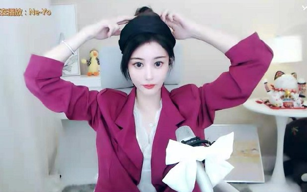 粉色西装太撩人!兰梦莎开播美照