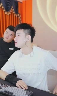 与大衣相聚,阿哲带礼物看望家人