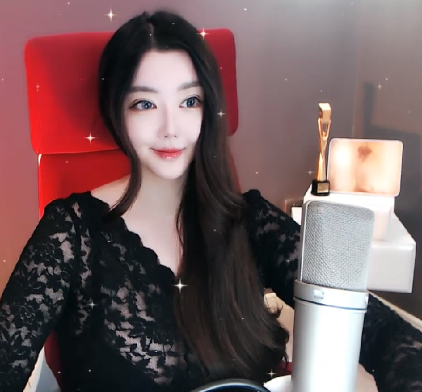 晓夏修身造型出镜美如天仙