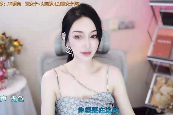 造型惊艳!东方宝宝露肩长裙出镜