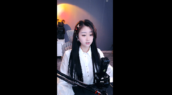 到了,没想到菲儿竟然专门雇佣了一个化妆师,每天在开播之前为菲儿化妆