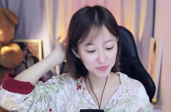 小阿七居家服出镜!尽显慵懒魅力!