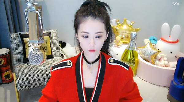 飒!小金娃红色制服尽显女神气质
