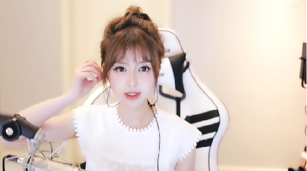 仙女下凡!苏姗姗新直播间亮相