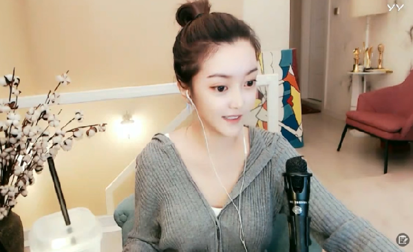 阿扎出发成都,依旧不忘陪伴粉丝!
