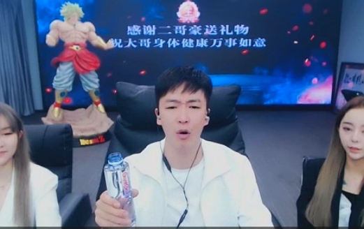 喝水才艺再现,神豪现场礼物不断
