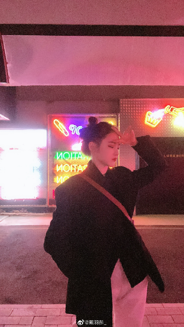 真女神！戴羽彤露额头生活照