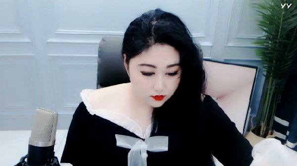 Qjy长发配露肩装开播,惊艳无数人!