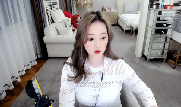 白色蕾丝长裙,囧囧丸气质尽显!