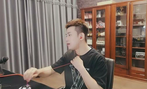 哲:从不会在直播时给大哥打电话