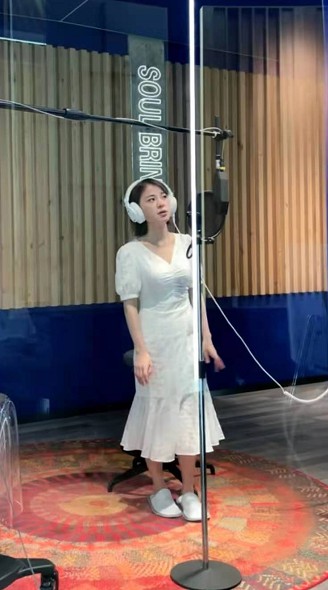 有新歌?小阿七晒录音棚美照!