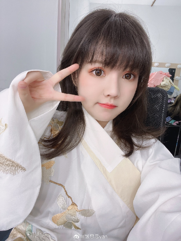 花容月貌饭思思穿汉服贵气十足