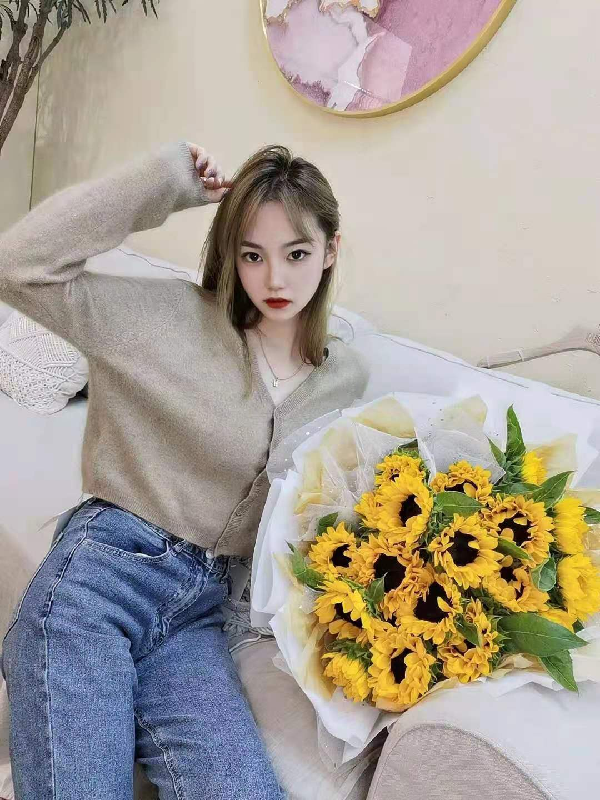 美女主播为梦想拼命，每天工作13小时