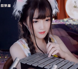 少寒淡黄色吊带裙，让人一眼沉醉