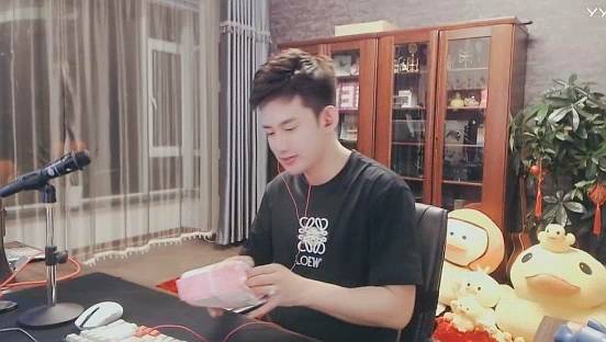 女粉丝痴情:阿哲结婚了我也爱