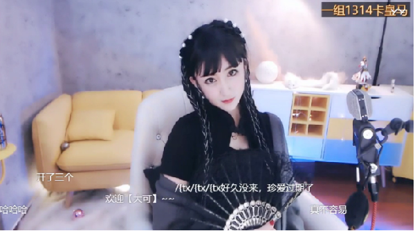风韵犹存,夏可可化身二姨太