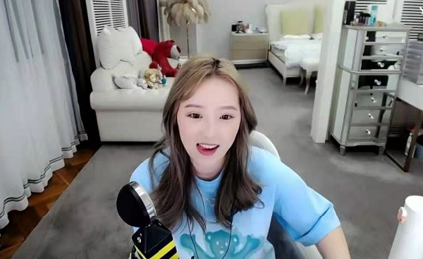 囧囧丸开播照,吃可爱长大的吗?