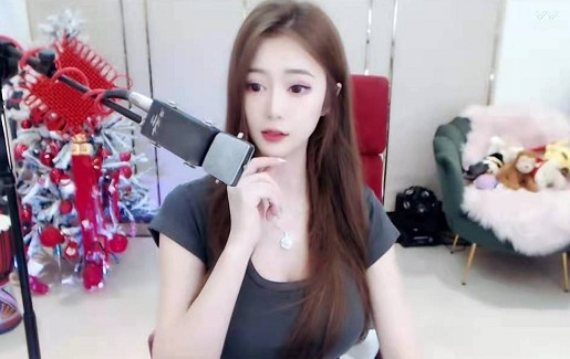 魅力四射!小天天修身T恤出镜