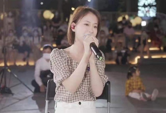 快收藏!小阿七路演美照气场十足!