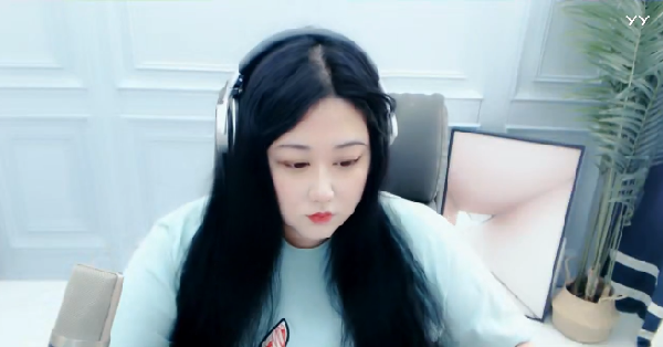 长发飘飘!女神Qjy绝美照