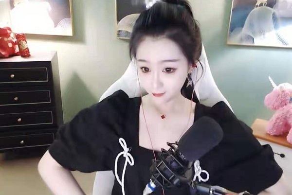 小怪兽最新美照!美艳宛如黑天鹅!