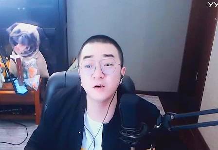 老毕加入皇族3天后得知公会要黄