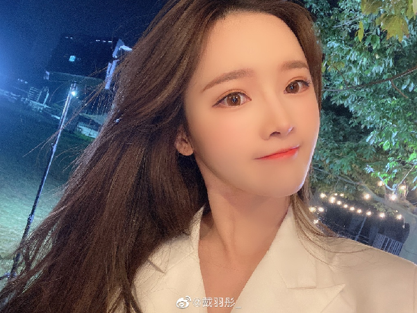 粉嫩可爱!戴羽彤唯美甜美写真