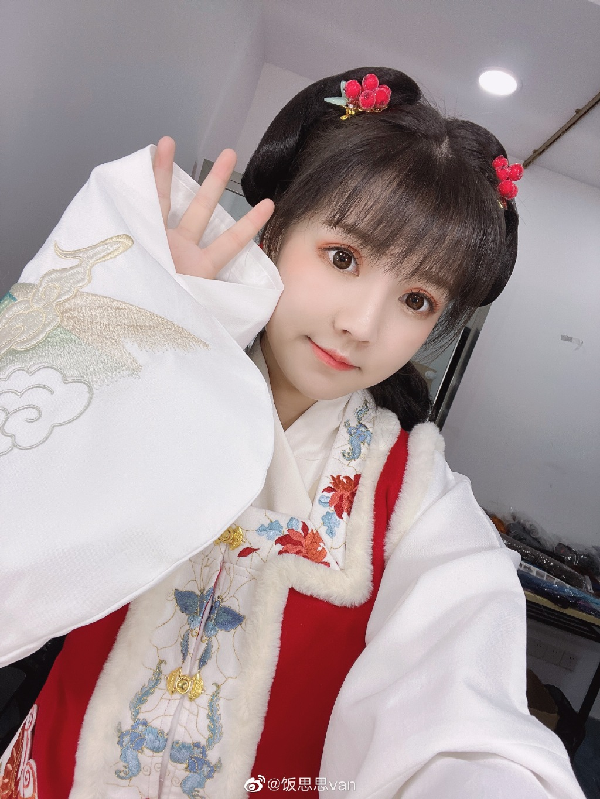 花容月貌饭思思穿汉服贵气十足