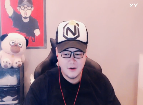 充满力量!狗剩健身房秀粗壮臂膀