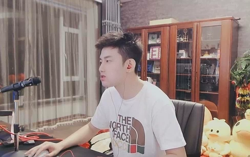 阿哲:公益行动我一直都没有落后