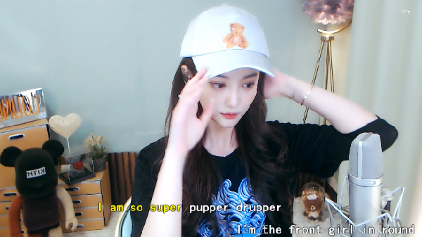 运动风!女神微凉随意穿搭显颜值