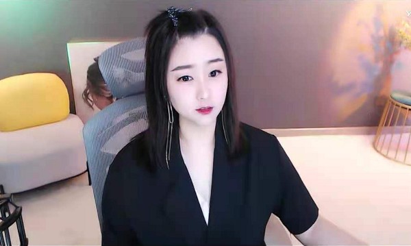 气场全开!菲儿身穿制服尽显成熟魅力