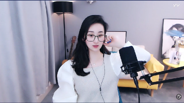 黑框眼镜也挡不住她的美!白色长裙美如画