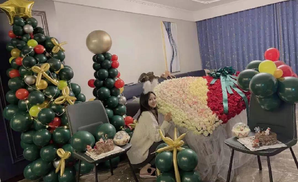 小洲与媳妇庆贺圣诞照片曝光