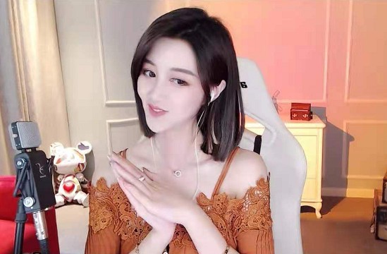 美到发光!静静露肩造型好惊艳!