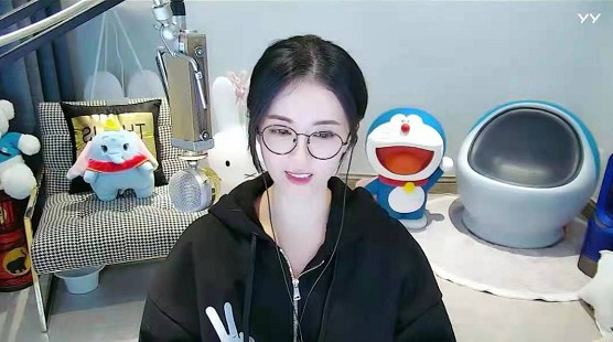 黑框眼镜,小金娃变身文艺女青年